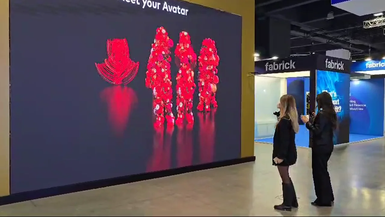 Video preview: visitors in front of the avatar wall, seen from the trade fair aisle