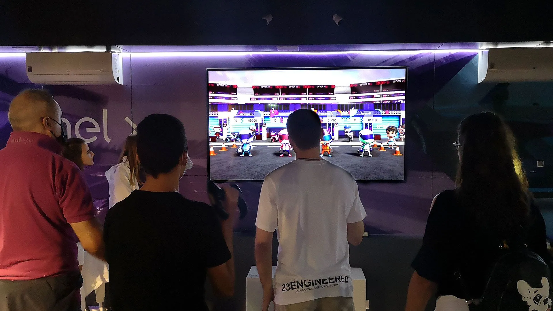 An evening session: players and spectators in front of the screen at the Enel X stand.