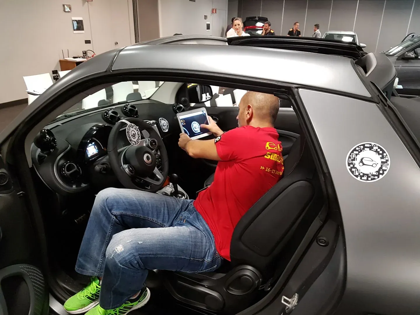 Comparative training on smart EQ: the augmented reality app used at the car.